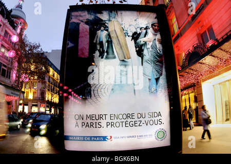 PARIS, Frankreich - Außenwerbung Poster, Gesundheitskampagne des Pariser Bürgermeisters gegen AIDS, SIDA, auf der Straße vor dem Printemps Dept. Speichern, Stockfoto