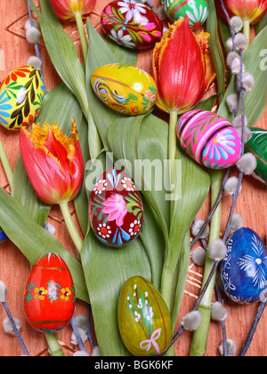Ostern bemalte Eiern mit roten Tulpen und Kätzchen Stockfoto