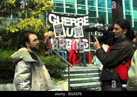 Paris, Frankreich - AIDS-Aktivisten des Act up-Paris halten Protestzeichen, Proteste gegen die Pharmazie, Roche, französischer Medieninterviewmann, (Fabrice Pilorgé) außerhalb der Demonstration, große Pharmaproteste, Pressereporter Stockfoto