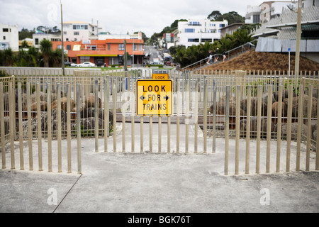 Suchen Sie nach Züge Warnzeichen, Fußgängerüberweg, New Plymouth, Neuseeland Stockfoto