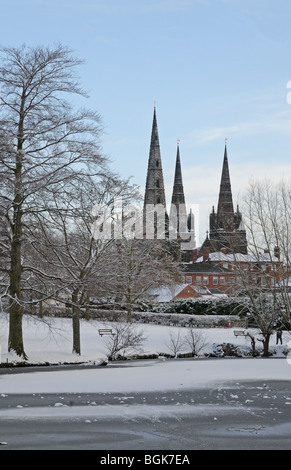 St. Chads drei Türme Kathedrale gesehen von Beacon Park mit einem gefrorenen Bach Lichfield, Staffordshire an verschneiten Wintertag 2010 Stockfoto