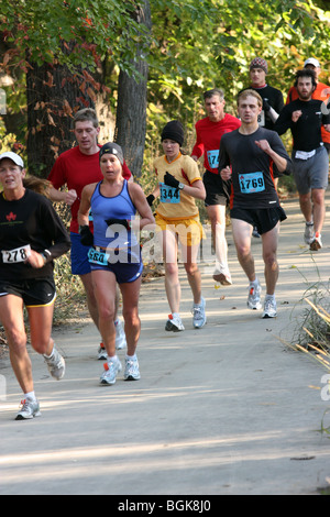 Läufer, die im Wettbewerb mit den 2008-Grand Rapids-Marathon im Oktober Stockfoto