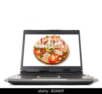 Laptop Computer Nahaufnahme mit einer leckeren Pizza auf seinem Display isoliert auf weißem Hintergrund Stockfoto
