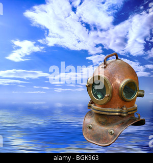 Antik Kupfer Taucherhelm über blaue Meer Sommer Hintergrund Freizeit Wasserkonzept Stockfoto