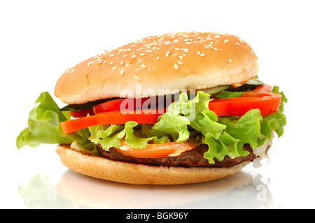 Großen Hamburger mit Gemüse Nahaufnahme isoliert Stockfoto