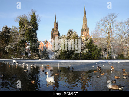 Drei Türme eingefroren Kathedrale Münster Pool Schwäne und Enten auf verschneiten Winter Tag 2010 Lichfield, Staffordshire England Stockfoto