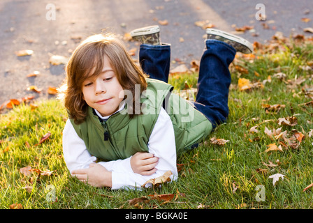 Junge auf Bauch liegend Stockfoto