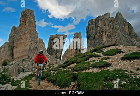 Mountainbiker zwischen Passo Falzarego und Passo Giau. Cinque Torri, Cortina d ' Ampezzo, Dolomiten, Italien Stockfoto