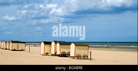 Reihe von bunten Strandkabinen auf Rädern entlang der Nordseeküste in De Panne, Belgien Stockfoto