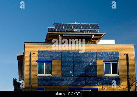 Fassade und Dach mit Solaranlage, ökologische Vauban-Viertel in Freiburg, Baden-Württemberg, Deutschland, Europa Stockfoto