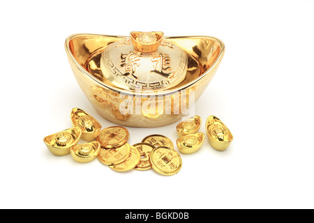 Chinesisches Neujahr gold Münzen und Barren Ornament auf weiß Stockfoto