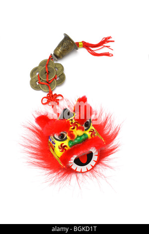 Chinese New Year Ornamente Löwenkopf, Goldmünzen und Bell auf weiß Stockfoto