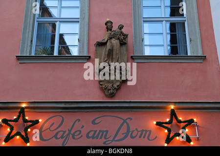 Heilige Maria mit Kind-Statue, Fassade des Cafés bin Dom Kaffee Haus unterhalb Weihnachtsdekorationen, Ringleinsgasse 2, Bamberg, Stockfoto