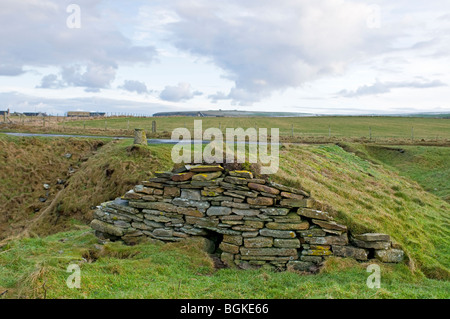 Die Fischerhäuser Hütte auf dem Küstenpfad, der Walknochen auf Birsay Orkney Festland.   SCO 5865 Stockfoto