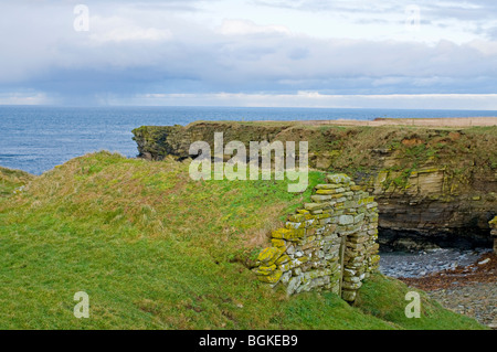 Die Fischerhäuser Hütte auf dem Küstenpfad, der Walknochen auf Birsay Orkney Festland.   SCO 5866 Stockfoto