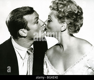DIE VERHEIRATEND Art - 1952 Columbiua Film mit Aldo Ray und Judy Holliday Stockfoto