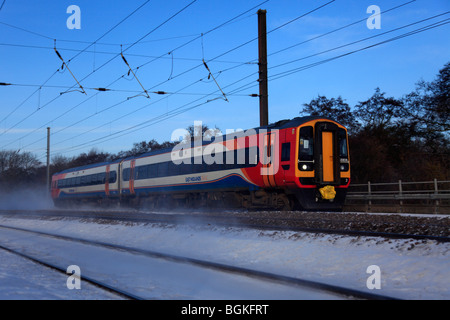 Winter Schnee 158806 Ostmidlands Züge Unternehmen Dieselmotor Einheit East Coast Main Line Eisenbahn Cambridgeshire Stockfoto