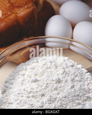 Mehl in Schüssel Stockfoto