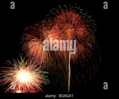 Feuerwerk im Himmel schwarzen Hintergrund lange Belichtung explodierende Stockfoto
