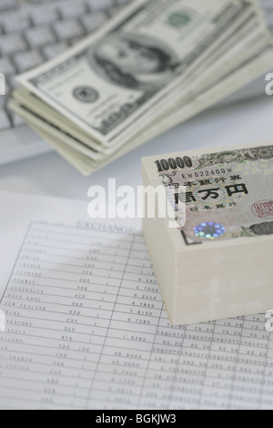 Bündel von Japanischen Yen und US-Dollar Scheine Stockfoto