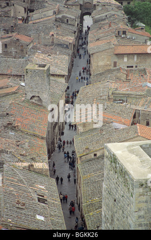 Gasse in mittelalterlichen toskanischen Stadt San Gimignano, Toskana, Italien Stockfoto