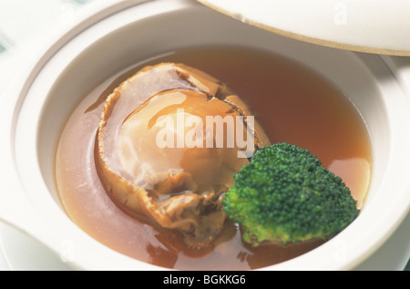 Schüssel gekochten Muschel und Brokkoli Nahaufnahme Stockfoto