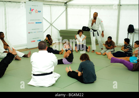 Paris, Frankreich - Französisch behinderten Athleten Lehrer unterrichten von Kindern in Karate-Klasse am Schulsporttag Stockfoto
