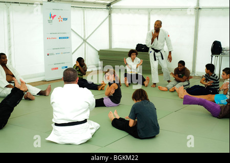 Paris, FRANKREICH - Französische behinderte Athleten Instruktor unterrichtet Kinder in Karate-Klasse am Schulsporttag, verschiedene Kinder teilen sich Stockfoto