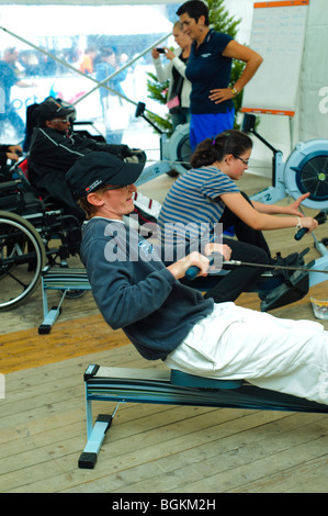 Paris, Frankreich - Französisch behinderten Athleten Instruktoren unterrichten von Kindern in Gymnastik-Klasse Stockfoto