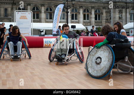 Paris, FRANKREICH - Französische Schüler, Kinder spielen Basketball mit Handicap. Schulsporttag, Rollstühle, multikulturelle Gruppe frankreich, Kinder Stockfoto