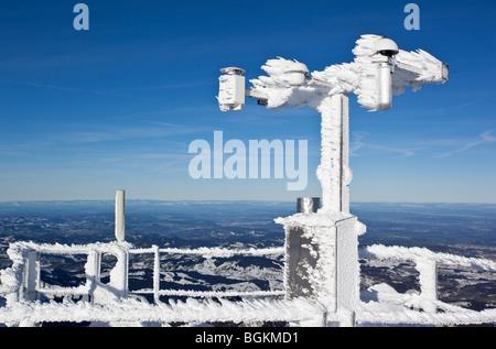 Gefrorene Kommunikationsgeräte auf dem Säntis, höchster Berg der Ostschweiz Stockfoto