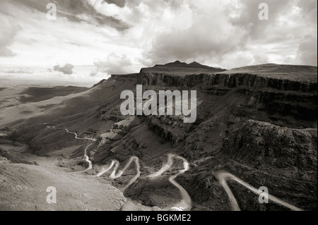 Der Sani Pass, die aus Südafrika, Lesotho, durch die Drakensburg Berge geht. Südafrika - Lesotho Stockfoto