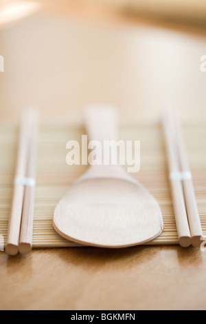 Rice Löffel und Stäbchen auf Sushi Rollen pad Stockfoto