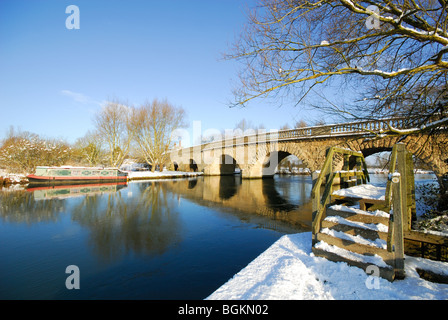 OXFORDSHIRE, VEREINIGTES KÖNIGREICH. Ein Winter-Blick auf die Themse und Themse Leinpfad. Januar 2010. Stockfoto