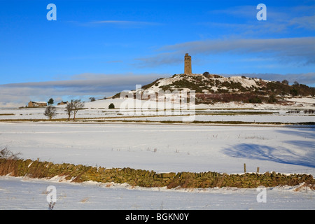 Schnee um Jubilee Tower am Burgberg, Huddersfield, West Yorkshire, England, Vereinigtes Königreich. Stockfoto