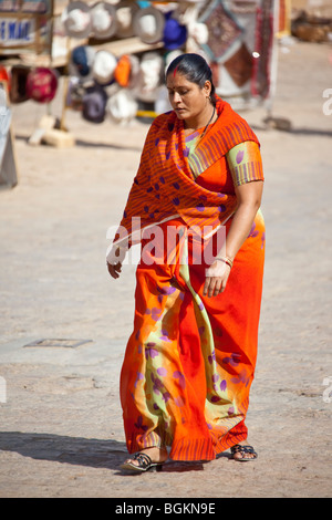 Indische Frau trägt traditionelle Sari in einer Straße, Jodhpur Rajasthan, Nordindien, Asien Stockfoto