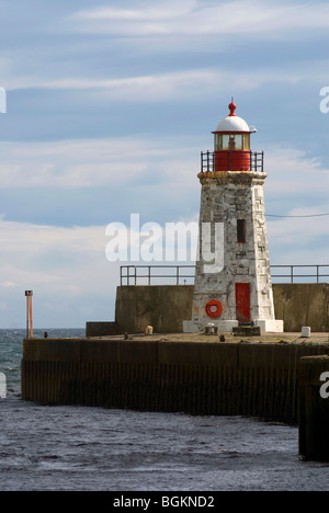 Der Leuchtturm am Eingang zum Hafen von Lybster, in Caithness, an der weit Nord-Ost Küste von Schottland. Stockfoto