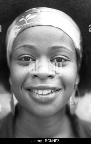 junge Afro karibische Frau fotografiert in Vauxhall South London uk Stockfoto