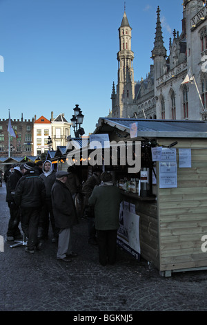 Stände auf dem Weihnachtsmarkt in der 13C-Markt in Brügge Stockfoto