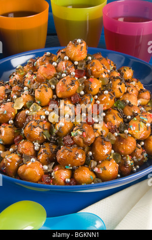 Struffoli oder Strufoli, Italien, Karneval und Weihnachten süße Krapfen Stockfoto