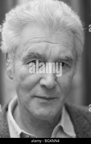 Mann mittleren Alters, fotografiert in der Nähe von Christies in St James London uk Stockfoto