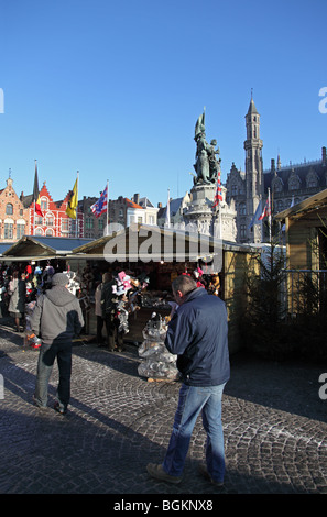 Stände auf dem Weihnachtsmarkt in der 13C-Markt in Brügge Stockfoto