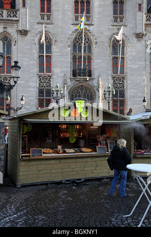 Stände auf dem Weihnachtsmarkt in der 13C-Markt in Brügge Stockfoto