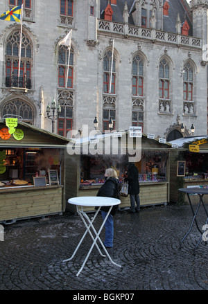 Stände auf dem Weihnachtsmarkt in der 13C-Markt in Brügge Stockfoto