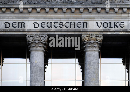 Inschrift "Dem Deutschen Volke", dem deutschen Volk und Erleichterung im Tympanon über dem Haupteingang, Reichstagsgebäude Stockfoto