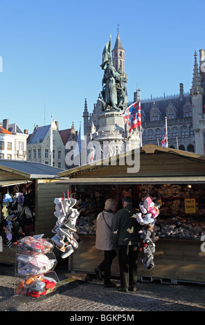 Stände auf dem Weihnachtsmarkt in der 13C-Markt in Brügge Stockfoto