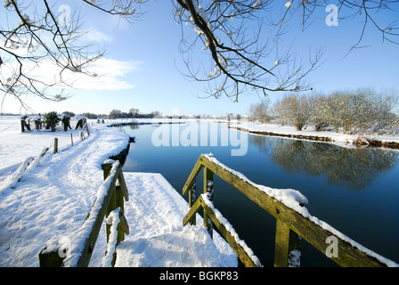 OXFORDSHIRE, VEREINIGTES KÖNIGREICH. Ein Winter-Blick entlang der Themse Treidelpfad am Swinford, Eynsham in Oxfordshire. Stockfoto