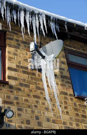 Eiszapfen auf eine inländische Satellitenschüssel. GROßBRITANNIEN, 2010. Stockfoto