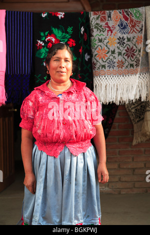 Frau, Angahuan, Pueblo in der Nähe von Vulkan Paricutín, Bundesstaat Michoacan, Mexiko, Nordamerika Stockfoto