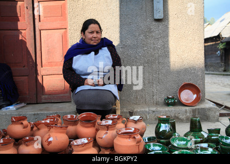 Frau verkaufen Keramik, Angahuan, Pueblo in der Nähe von Vulkan Paricutín, Bundesstaat Michoacan, Mexiko, Nordamerika Stockfoto